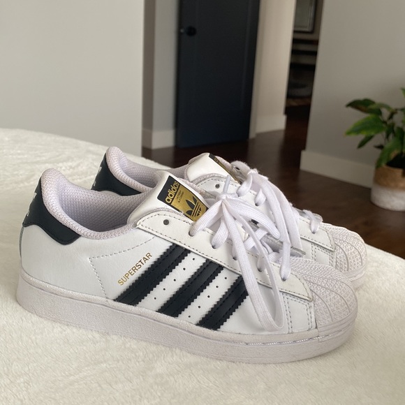 Adidas LIKE NEW Kids size US 13.5 sneakers - Picture 2 of 8